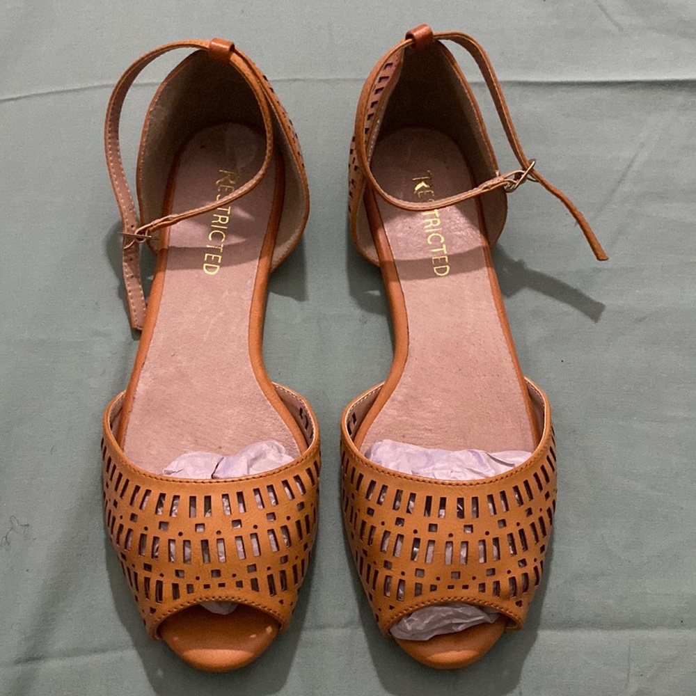 Restricted flat leather sandals in good condition